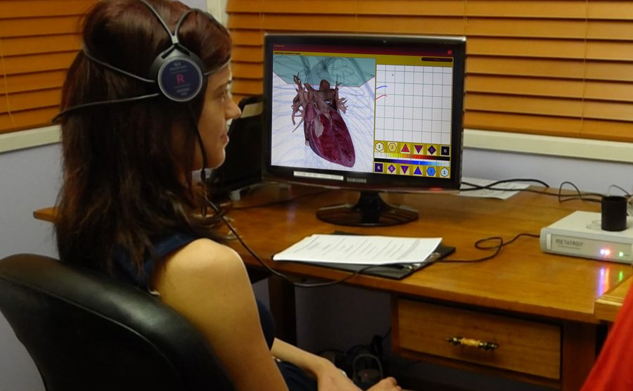 Profesional médico utilizando el sistema Metatron 4025 con un paciente en un entorno clínico moderno